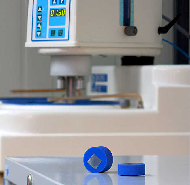 Laboratorium metalurgiczne badające strukturę stopu aluminium